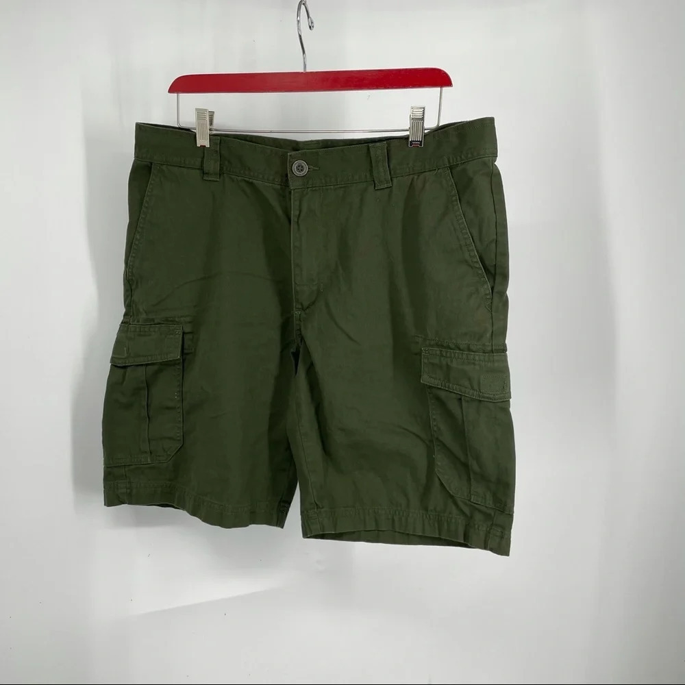 Columbia olive cargo flat front shorts 36 x 10